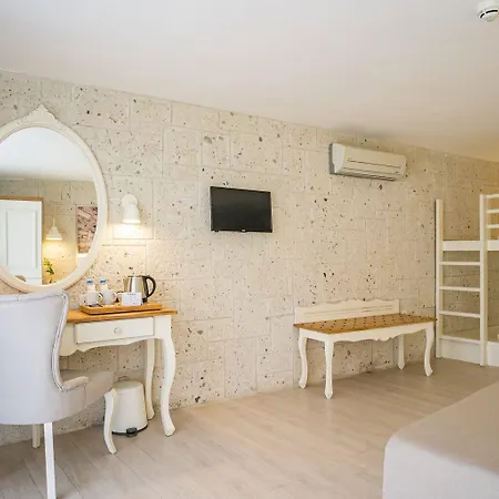Warner Phokaia Hotel